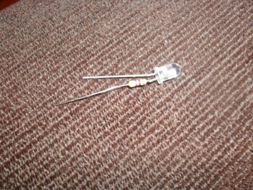 Nukerpame ilgesniąją kojytę nuo šviesos diodo kuri vadinama anodu arba pliusiniu kontaktu ir prilituojame rezistorių